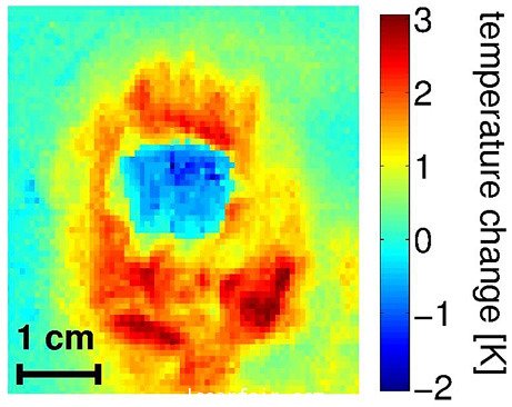  這張紅外照片顯示的是用激光進行冷卻后的氣體（藍色）以及它四周的金屬間（紅色和黃色）的溫度變化。在用一特種激光束進行了30秒的脈沖照射后，與它的容器相比，氣體的溫度下降了幾度。
