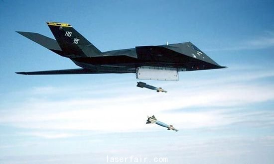 資料圖：F-117投下兩枚激光制導炸彈。